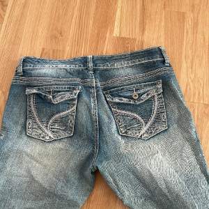 Jätte fina boutcut jeans men coola detaljer ( midjemått 42 rakt över och inerbenslängd 75)