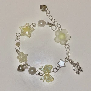 Gulligt armband  - Handgjort armband med gula pärlor. Tryck på köp nu om du vill köpa🥰