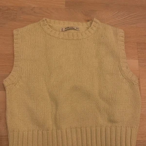 Väst - Två västar från hm en brun och en grön. 80kr st