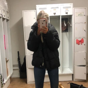 Puffer jacka - Säljer denna jacka ifrån hm som va super populär förra året. Inga defekter🤍