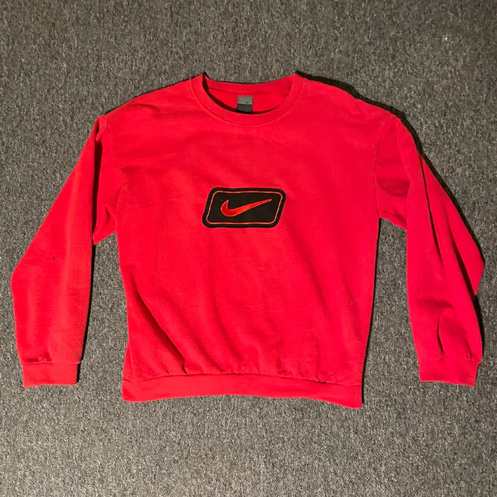 Säljer en röd vintage Nike Sweatshirt! 😍  Storlek M (liten i storleken, passar även S)   Nypris 600 kr! . Tröjor & Koftor.