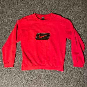 Säljer en röd vintage Nike Sweatshirt! 😍  Storlek M (liten i storleken, passar även S)   Nypris 600 kr! 
