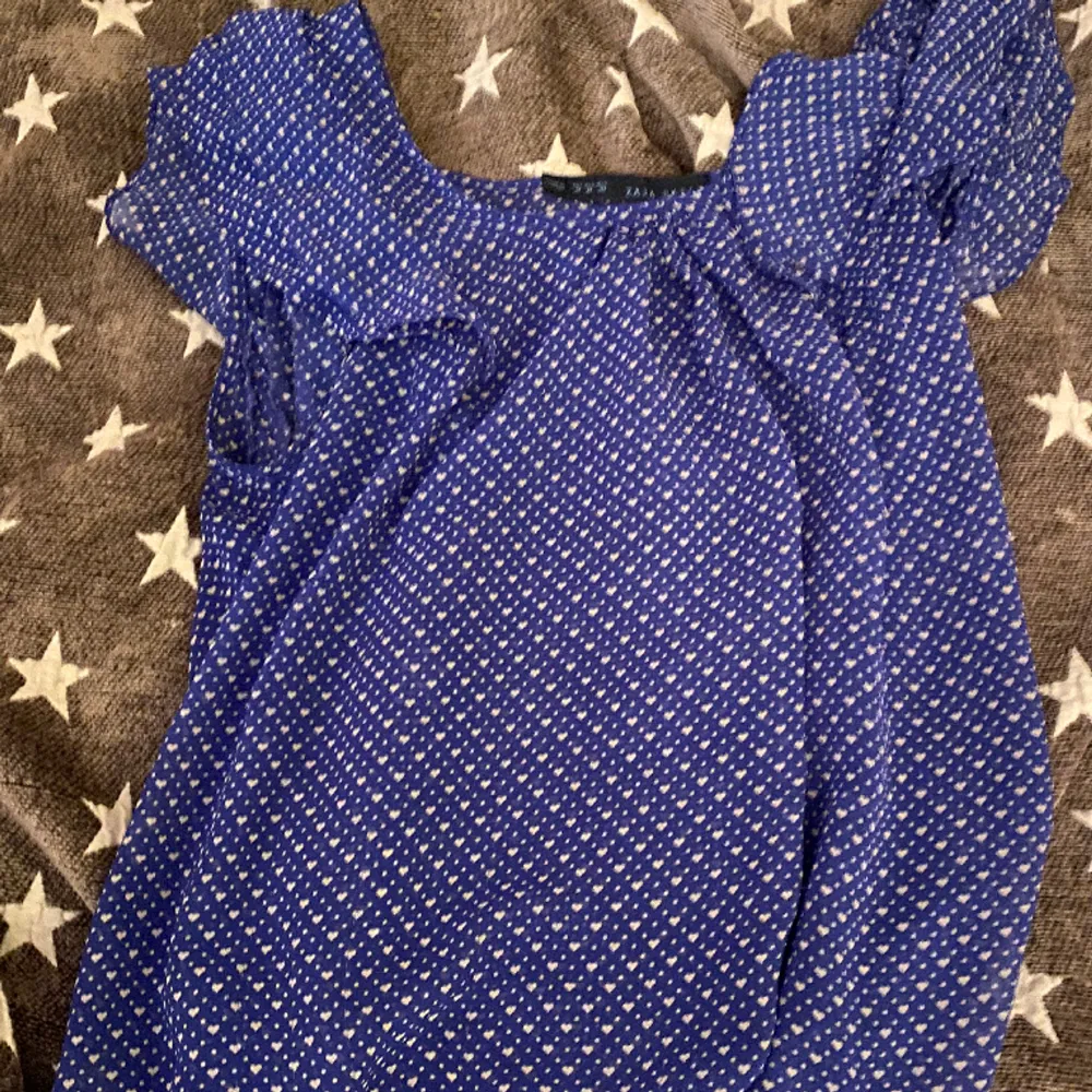 En jätte fin blus ifrån zara. Den är lite genomskinlig. Jätte bra skick nästan aldrig använd.👍den är en M men sitter som en Xs.. Blusar.