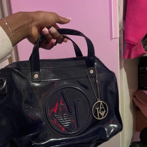 Armani handväska  - Glansig Armani handväska  Använder ej