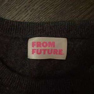From future. tröja - Väldigt snygg mörkgrå kashmir tröja från from future. Den är för killar men är basic så passar tjejer också! Tröjan har ett litet hål vid armbågen men om man tänker bort det är tröjan i bra skick🥳🥳🥰