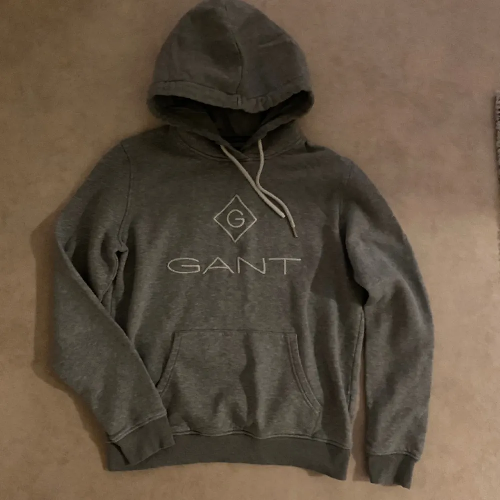 Gant hoodie som inte finns kvar på deras hemsida eftersom det är en äldre modell. Nypris 1199kr. Enda defekten är att ena snöret (om du zoomar in på bilden kan du se) har inte en sån metall sak. . Hoodies.