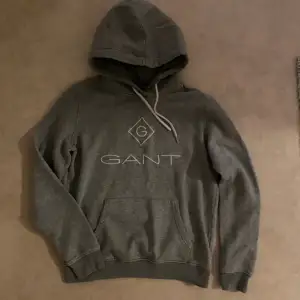 Gant hoodie som inte finns kvar på deras hemsida eftersom det är en äldre modell. Nypris 1199kr. Enda defekten är att ena snöret (om du zoomar in på bilden kan du se) har inte en sån metall sak. 