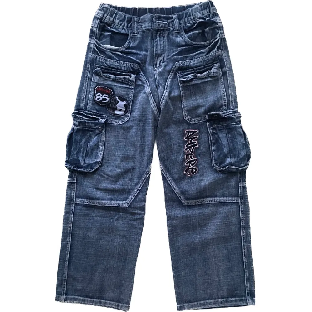 Jätte snygga baggy jeans från DogNose. Köpt second hand men i väldigt bra skick. Inneben-72cm  Ytterben-99cm  Midja-34 (stretchig)  Midjehöjd-28cm  Vidd-27cm. Jeans & Byxor.