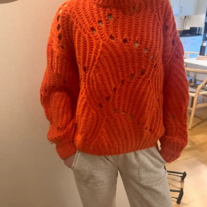 Orange knit  - Bra skick. Knitted. Använder den inte längre.