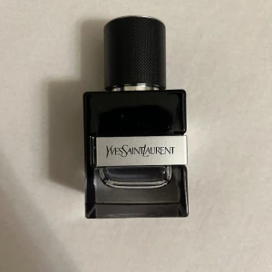 Yves Sain Laurent Parfym - Cirka 30ml av 40ml kvar Fräsch och fruktig Nypris: ~750kr för 60ml Priset kan inte diskuteras