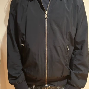 Limitato Jacka - Limitato bomber jacket Nypris 3999kr Skick 8/10 Liten fläck på magen annars otroligt fin! Hör av er vid några frågor #moncler #louisvuitton #limitato
