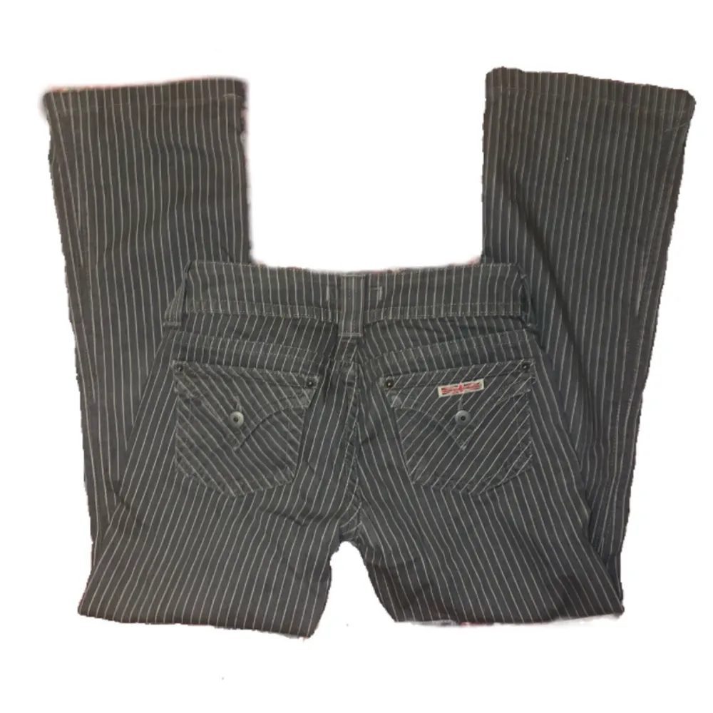 Randiga lågmidjade bootcut jeans💞de har fickor på baksidan. Så fina, jag är 164 cm för referens i bilderna. Jeans & Byxor.