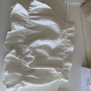 Topp Gina Tricot - (Lånade bilder) Så fin topp från Gina. Knytes i ryggen och nacken. Säljer pga använder aldrig. Storlek 34💖