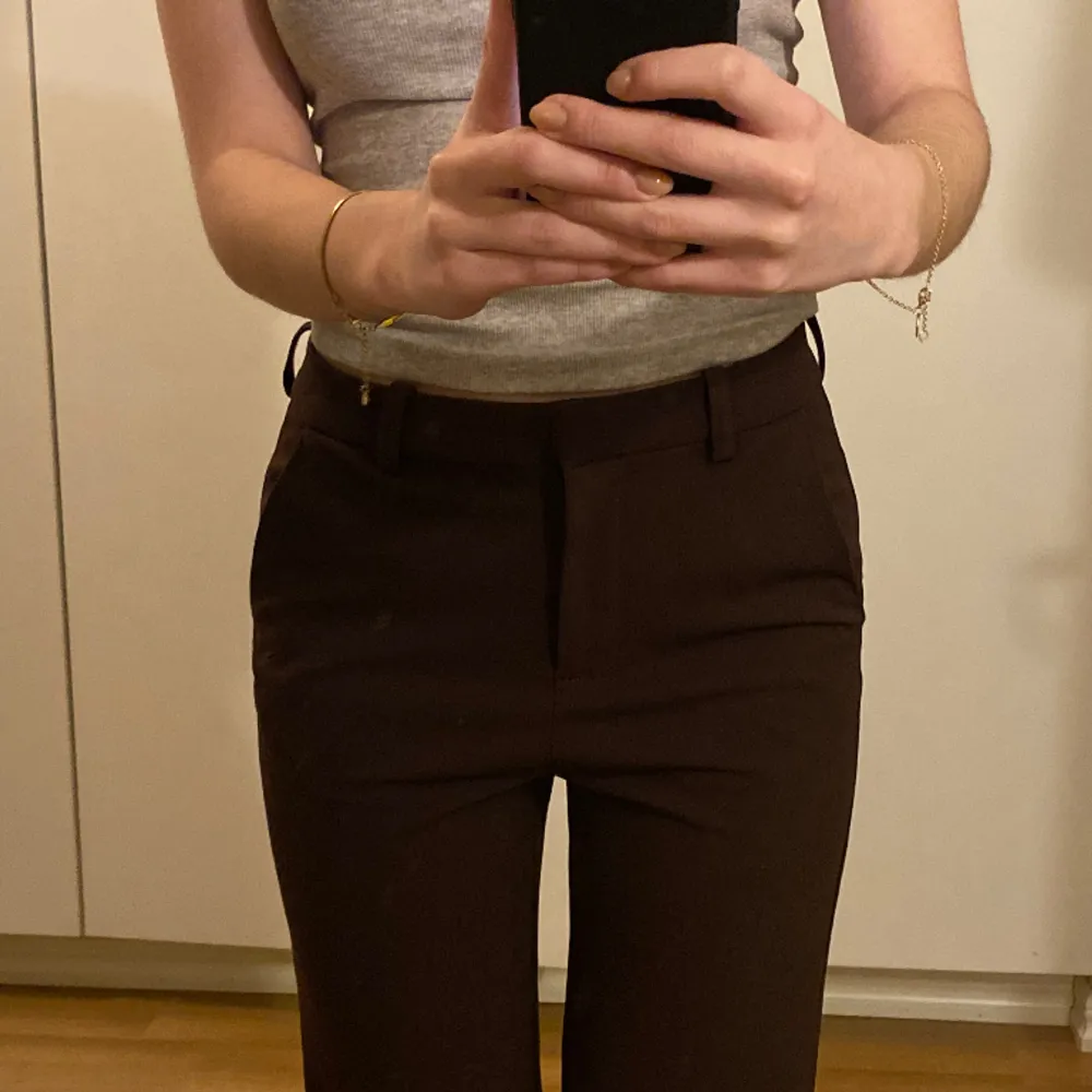 Bruna kostymbyxor i midrise, storlek XS från Vero Moda. Säljer pga att de är för långa för mig (jag är 160cm). I fint skick, som nya. Pris kan diskuteras 🥰. Jeans & Byxor.