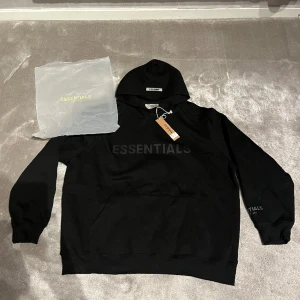 Essentials hoodie  - Säljer en svart rep Essentials hoodie i storlek M. Den har aldrig andvänts och säljs för att den är för stor för mig, den har inga hål eller defekter. Har man några frågor eller vill ha mer bilder är det bara att höra av sig 😁