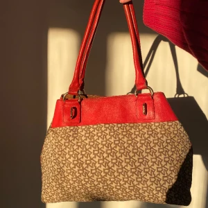 DKNY väska❤️ - Superfin dknyväska i jättefint skick! Har ett tillhörande långt band också som man kan sätta på vid behov🥰 Äkta!