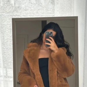 Päls jacka  - Jättefin päls jacka. Har sytt vid insidan av armen då den var lite trasig där, men inget som märks alls. Storlek L, passar dock mer som ett M! 