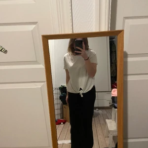 vit T-shirt - Vit t-shirt med knyte nertill, från Intersport i märket Etirel, strl M