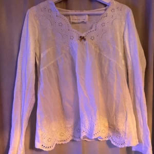 Time Flies L/S Top, Odd Molly - Time Flies L/S Top med guld rosett, köpt på Nelly, varumärket Odd Molly strl S Säljer pga för liten, annars en jättefin topp🤩 använd fåtal gånger