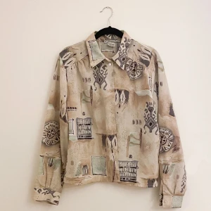 Mönstrad skjorta - Mönstrad skjorta med rak passform, och feminina detaljer! Köpt second hand i Paris, och använd typ 2 gånger av mig! Skulle säga typ storlek S (kanske M)! Kan inte hitta några defekter! 