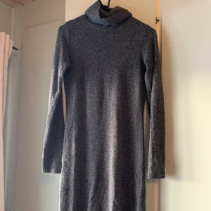 Klänning - Mörkgrå mjuk långärmad tröja med hög krage! Storlek xs från cubus, skriv gärna för mer info/bilder🫶🏼