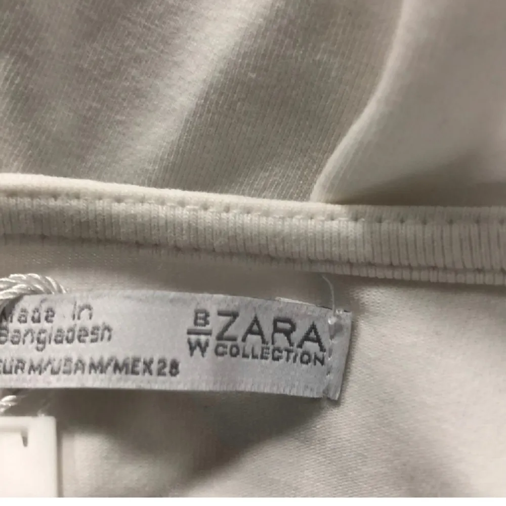 Säljer denna superfina tröja ifrån Zara. Köpte den på Sellpy men har inte kommit till användning. Den är i fint skick💗. Tröjor & Koftor.