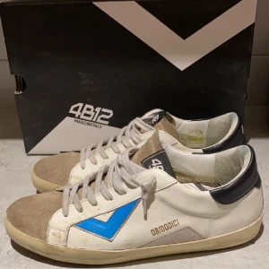 Sneakers - Hej, säljer nu mina riktigt feta skor från märket 4B12, skorna är i hyfsat skick, sulan har släppt lite på några ställen men går att lösa enkelt med skolimm, ingår box pch dustbag