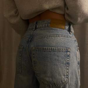 Superfina ljusblå jeans med lite 90-tals känsla. Byxorna är midwaist, detta kan ju dock variera beroende på kroppstyp osv. Säljer då dem blivit för små. Dessa fräscha byxor är i strl 36. Dem är lite ”slitna” längst nere. Skriv vid frågor eller mer bilder🌟