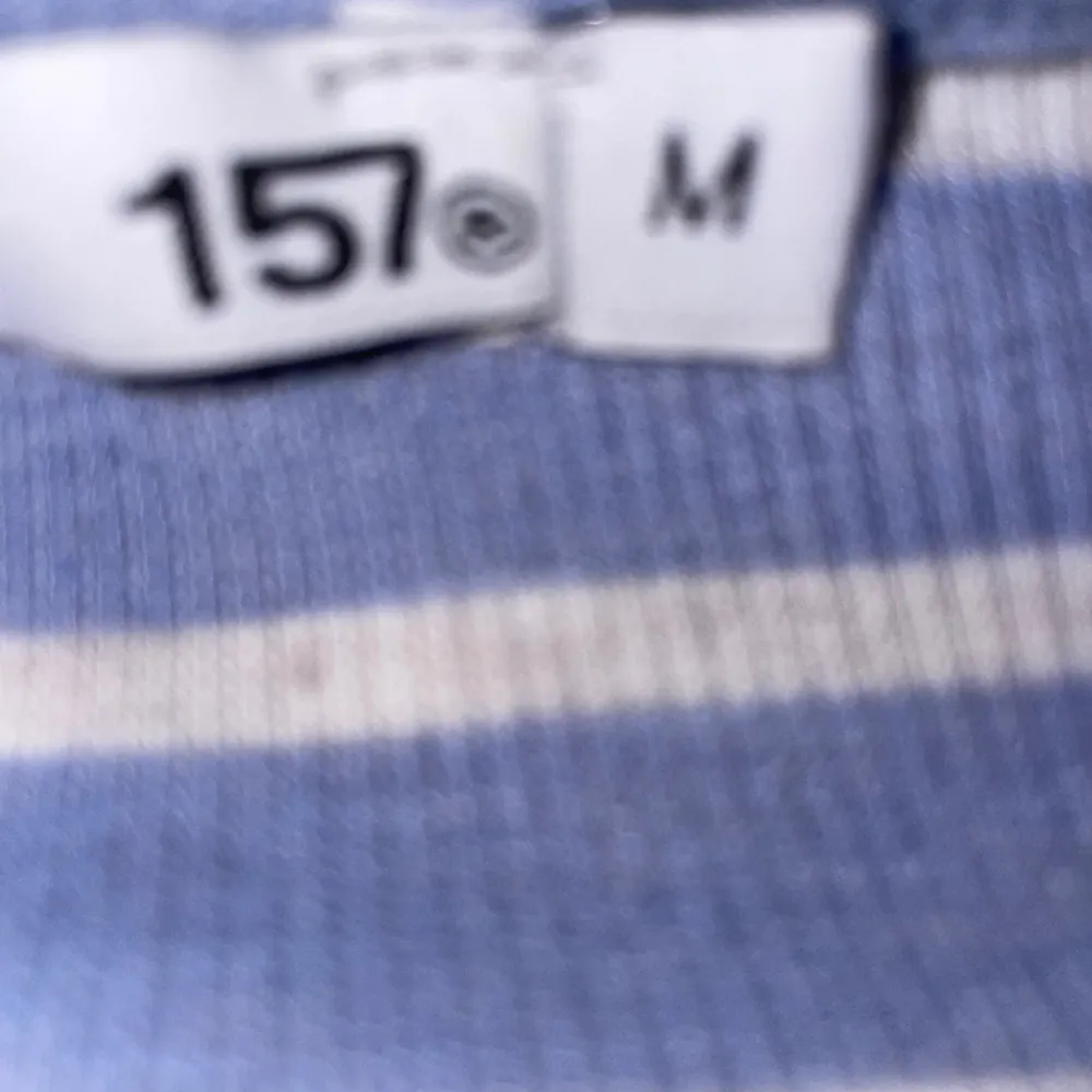 Vit blå randig har använt typ 3 gånger magtröja. T-shirts.