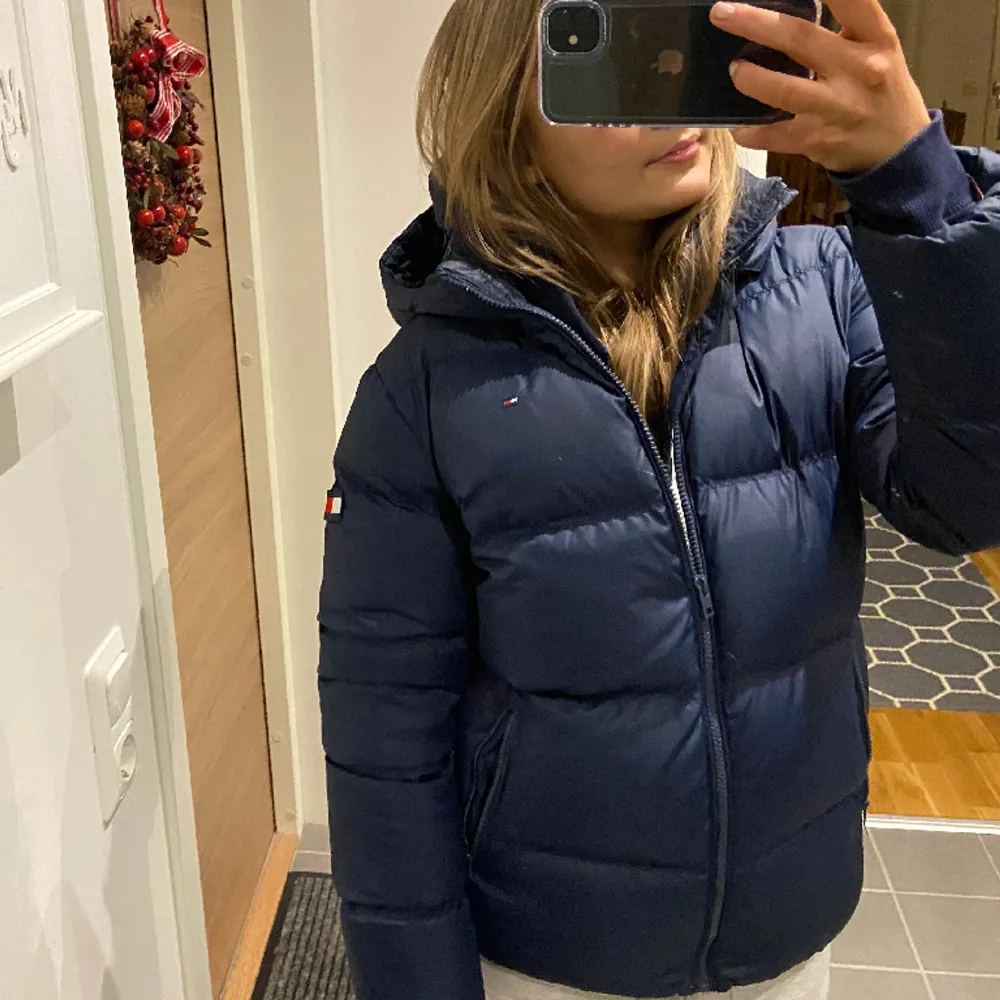 Säljer denna super snygga Tommy hilfiger dunjacka. Den är köpt för 2 vintrar sen men bara använd en halv vinter. Jättefint skick! Storlek 164 men passar en xs. Nypris ca 2000kr, säljer för 700kr! (Första bilden är lånad)🩷. Jackor.