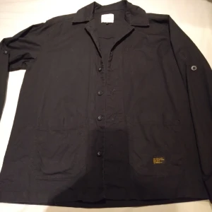 Vårjacka  - En tunn skjortjacka i storlek M, rak passform och stämmer i storlek. Hårdare tygmaterial. Aldrig blivit använd då jag köpte den i fel storlek till killen och nu hoppas att någon annan har mer nytta av den. 