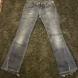 Säljer dessa snygga jeans med snygga detaljer som inte kommer till någon användning, jag är ca 163!