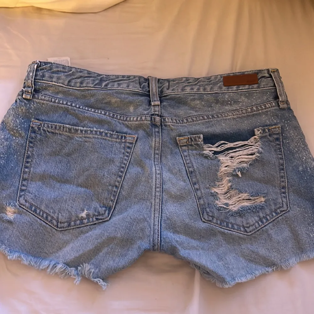 Ett par jeans shorts med 3 stycken hål även lågmidjade!!💗. Shorts.