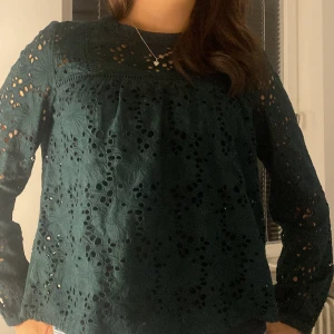 Fin grön blus 💞 - Bra sick! Använd få tal gånger. Fint mönster och Skön på sommaren pågrund av luftig men funkar super på vintern med ett linne under också!💕 Köpt från sellpy! Köparen står för frakten💞 