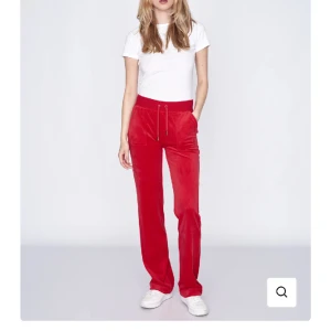 Röda juicy byxor - Storlek xxs, bra skick, använda mellan 5-10 gånger, buda för ett rimligt pris, bara byxorna ingen kofta, 