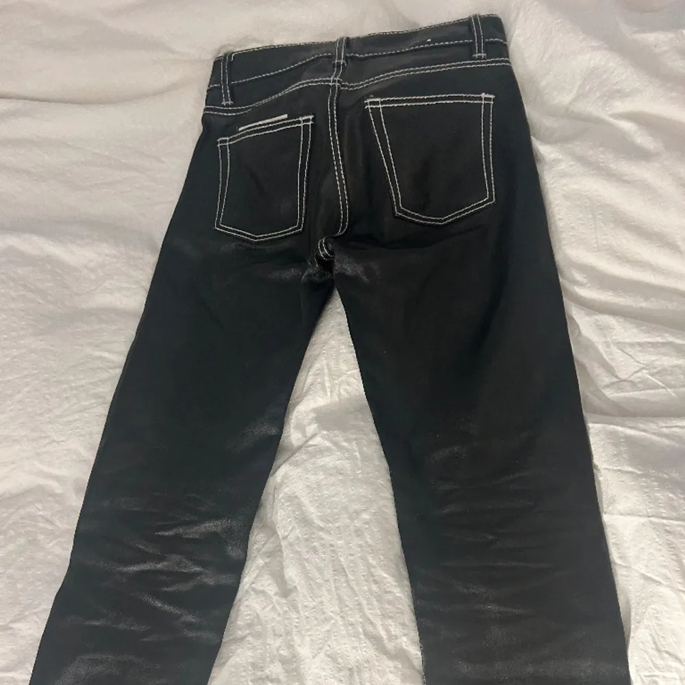 Slutsålda svarta Eytys cypress-jeans i 27/30 som är för små, mkt sparsamt använda! Nypris 2000kr . Jeans & Byxor.