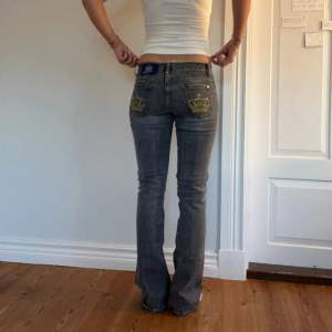 Lågmidjade vintage jeans.  Jag på bilden är 170cm.  Midjemåttet: 38cm (sida till sida) Lårmått: 24cm Inerbenslängd: 82cm  Inga defekter 💕 använd dig utav köp nu🫶 