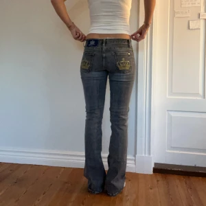 Victoria Beckham  - Lågmidjade vintage jeans.  Jag på bilden är 170cm.  Midjemåttet: 38cm (sida till sida) Lårmått: 24cm Inerbenslängd: 82cm  Inga defekter 💕 använd dig utav köp nu🫶 