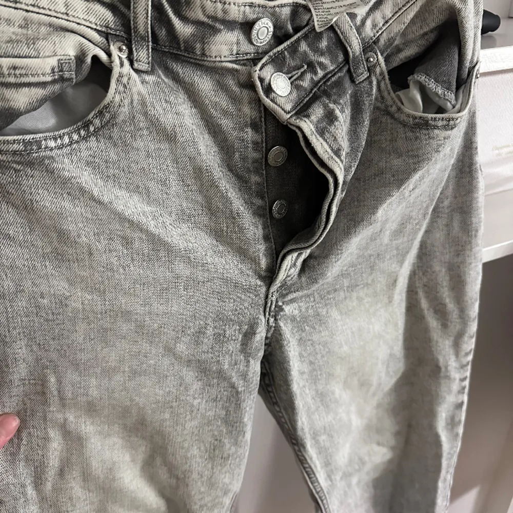Galet fina gråa jeans med fyra stycken knappar, jag säljer eftersom att de tyvärr är för korta för mig. De är i strl 38 men funkar för 36. De är lite baggy men på ett skönt och bra sätt. Priset går alltid att diskutera 🎉💞🤗. Jeans & Byxor.