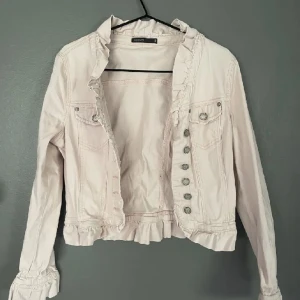Jeans jacka  - Volang jacka i rosa storlek s, säljer en likadan i svart samma stolek