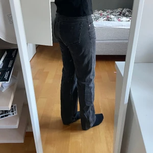 Svarta jeans - Säljer dessa raka svarta jeans från PULL&BEAR eftersom de inte kommer till användning längre💕(pris kan diskuteras)
