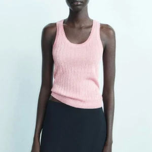 Glittrig topp zara - Säljer detta jättefina rosa glittriga linne🩷helt nytt aldrig använt.