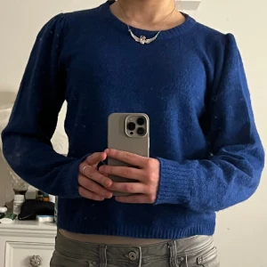 Stickad tröja - En stickad tröja från JDY💙materialet är jätte skönt och känns fortfarande nytt! Använd köp nu!💗