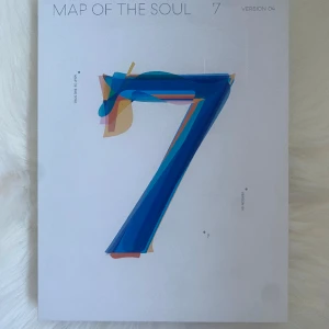 bts map of the soul  - säljer album och photocards eftersom att jag har för mycket. bts map of the soul 7 version 4. allt kommer med utan photocard. den har bara legat på en hylla inte använt något förutom några stickers.