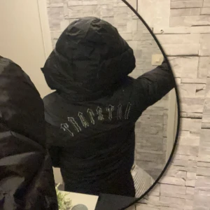 Trapstar jacka  - Säljer denna Trapstar jacka. Helt ny skick! Dm för fler bilder vid intresse.