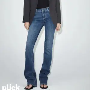supersnygga lågmidjade jeans ! finns inte online, köpta våren 2023 och använda sparsamt. storl 36 men passar 34-36-38💗💗 
