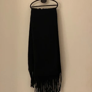 Superfin halsduk - HELT NY!!! ALDRIG ANVÄND! Jätteskön och fin halsduk MEN säljer denna eftersom jag fick dubbletter i julklapp. Helt ny och oanvänd (endast testad på bilden). Vid köp inkluderar galgen till halsduken vid intresse❤️vid frågor elr liknade hör av dig🫶🏻💕