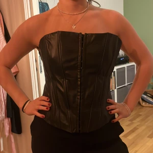Jättefin lädercorset - Jättefin festtopp/corrset som jag säljer då den är för stor. Köparen betalar frakten. Inköpspris 499 säljer för 250. Helt ny!