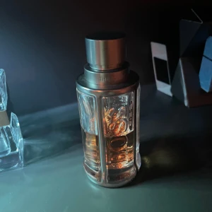 Hugo boss the scent  - Köpt på kicks i februari för 1000 kr. Tyvärr ingen orginal låda kvar. Enkel doft att bära för Alla åldrar och tillfällen