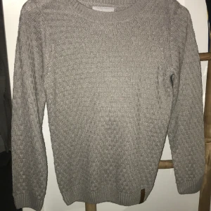 Grå tröja  - Lite tunnare fin tröja 